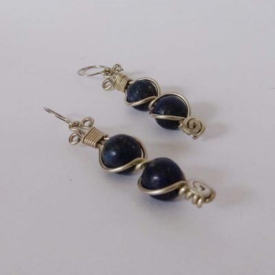 Pendientes precolombinos artesanales plateados con lapislázuli