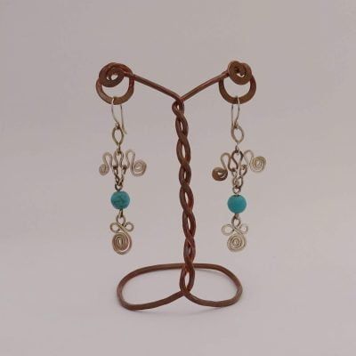 pendientes ondulados con trébol plateado y turquesa 2 pendientes ondulados con trébol artesanal y esfera de turquesa