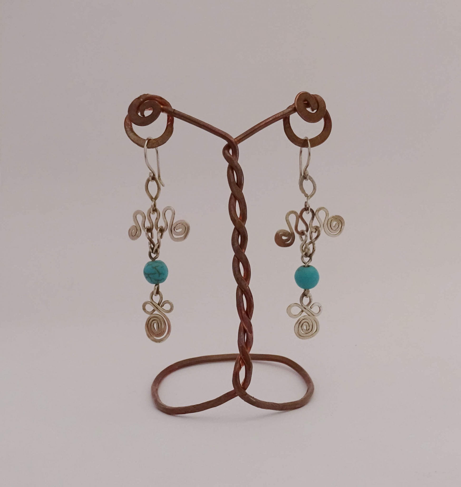 pendientes precolombinos con trebol y turquesa (2) pendientes ondulados con trébol artesanal y esfera de turquesa