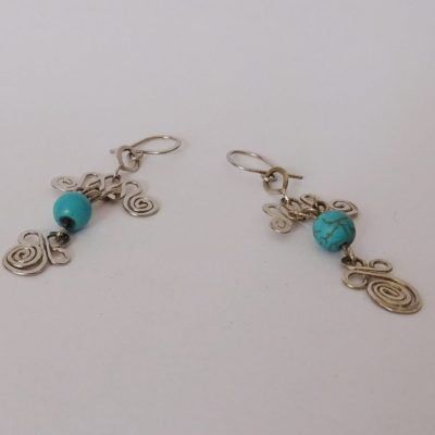 pendientes ondulados con trébol artesanal y esfera de turquesa