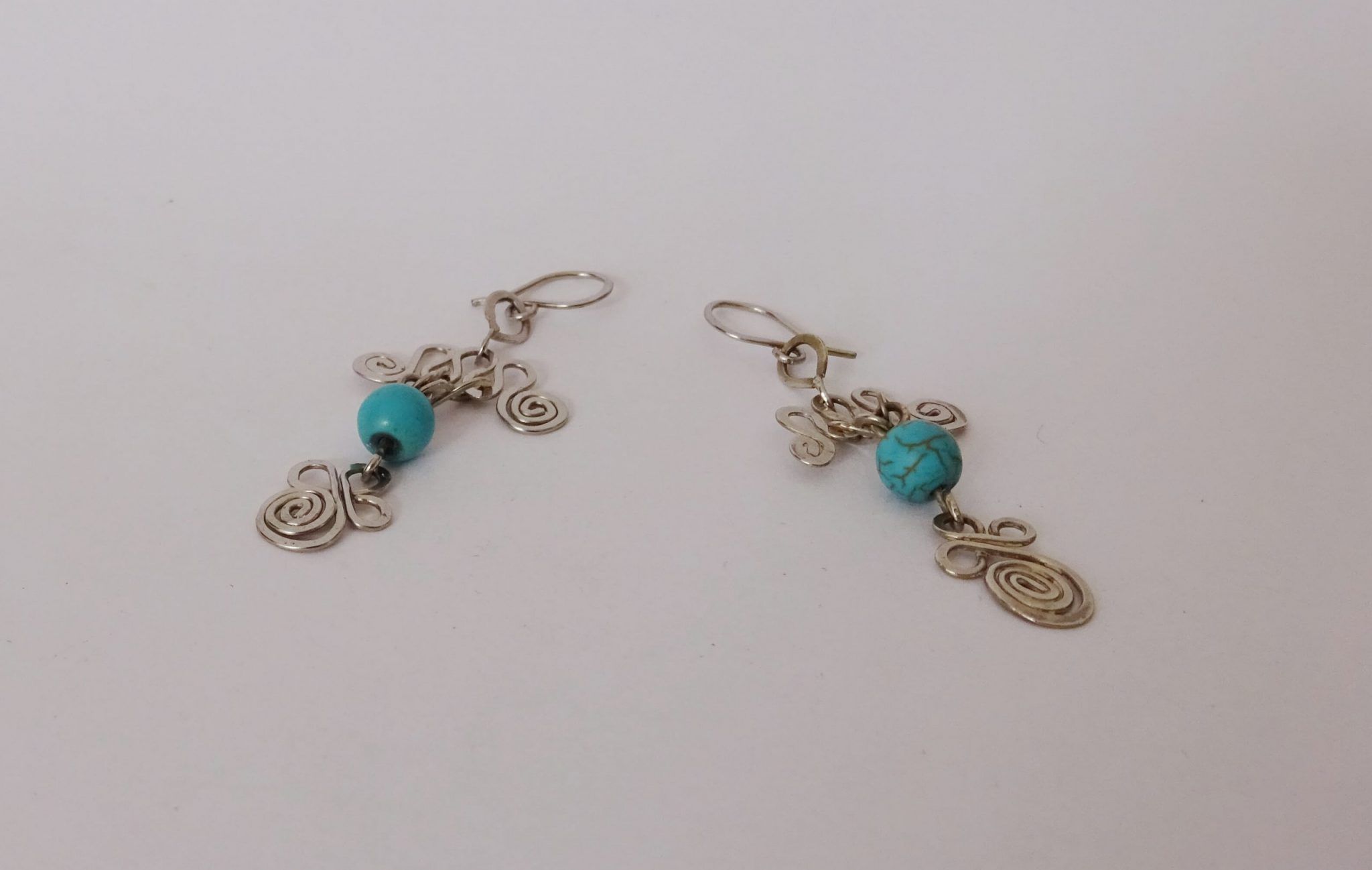 pendientes precolombinos con trebol y turquesa (7) pendientes ondulados con trébol artesanal y esfera de turquesa