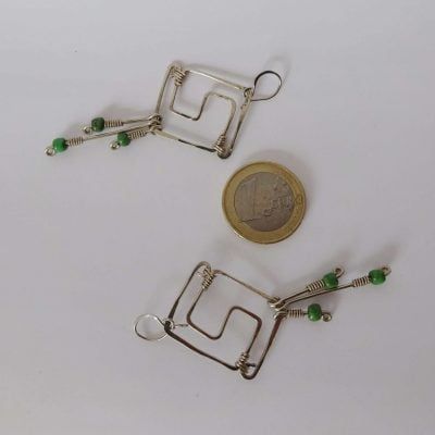 Pendientes geométricos cuadrados con piedras verdes colgantes