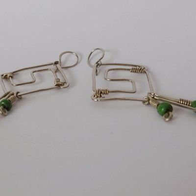 Pendientes geométricos cuadrados con piedras verdes colgantes