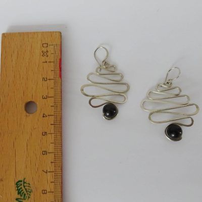 Pendientes serpiente plateada martillada con esfera de obsidiana