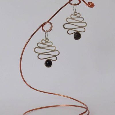 Pendientes serpiente plateada martillada con esfera de obsidiana