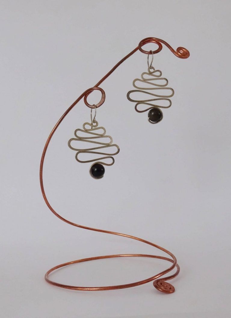 Pendientes serpiente plateada martillada con esfera de obsidiana