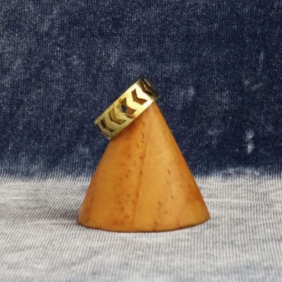 Anillo dorado con flechas caladas a mano