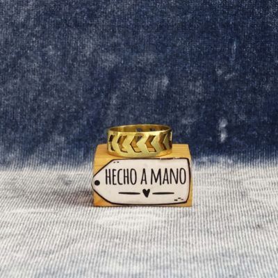 Anillo dorado con flechas caladas a mano