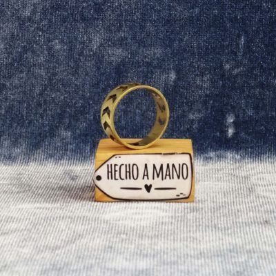 Anillo dorado con flechas caladas a mano