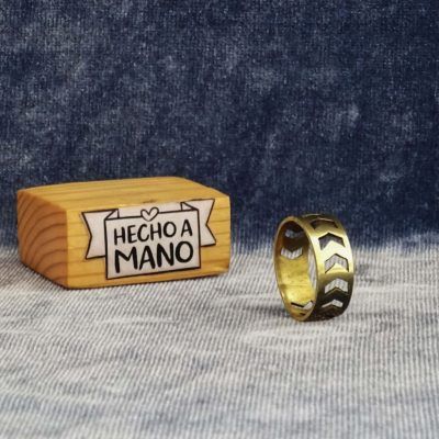 Anillo dorado con flechas caladas a mano