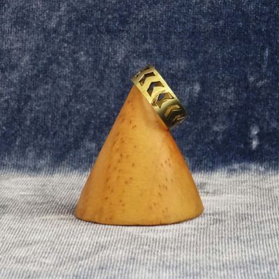 Anillo dorado con flechas caladas a mano