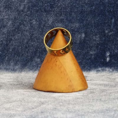 Anillo dorado con flechas caladas a mano