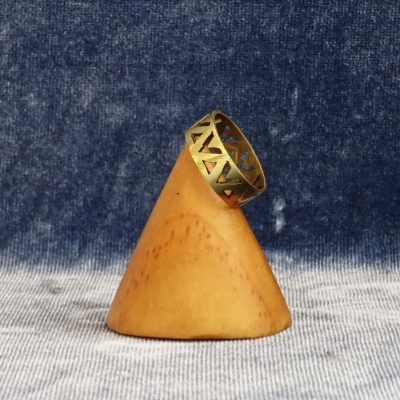 Anillo dorado con triangulo inversos