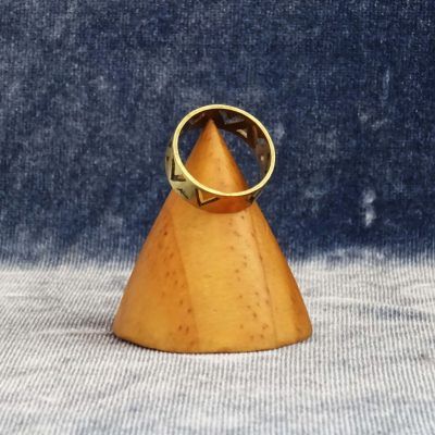 Anillo dorado con triangulo inversos