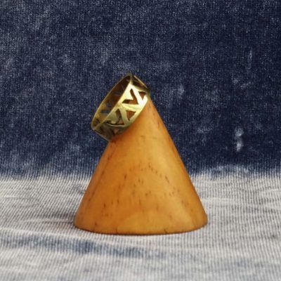 Anillo dorado con triangulo inversos