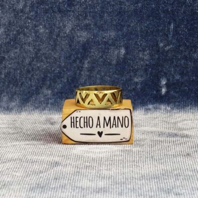 Anillo dorado con triangulo inversos