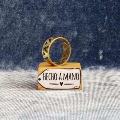 Anillo dorado con triangulo inversos