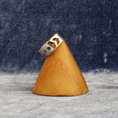 Anillo de plata con flecas y circulos calados a mano