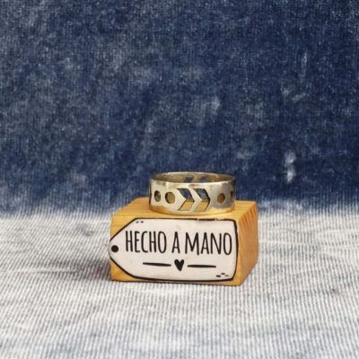 Anillo de plata con flecas y circulos calados a mano