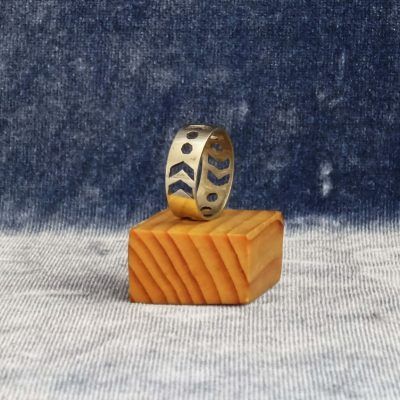 Anillo de plata con flecas y circulos calados a mano