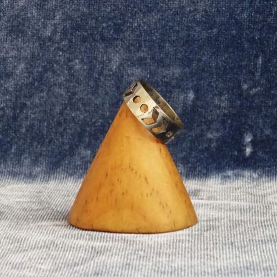 Anillo de plata con flecas y circulos calados a mano