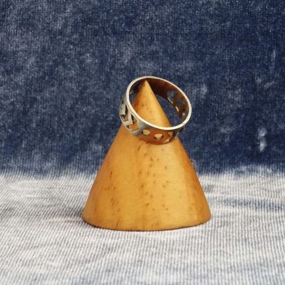 Anillo de plata con flecas y circulos calados a mano