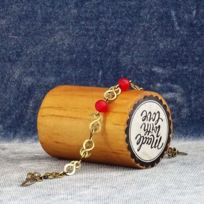 Pulsera hecha a mano con eslabones infinitos y jade rojo