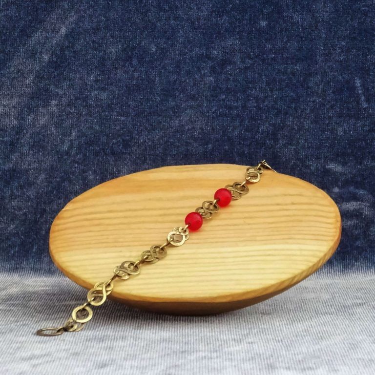 Pulsera hecha a mano con eslabones infinitos y jade rojo