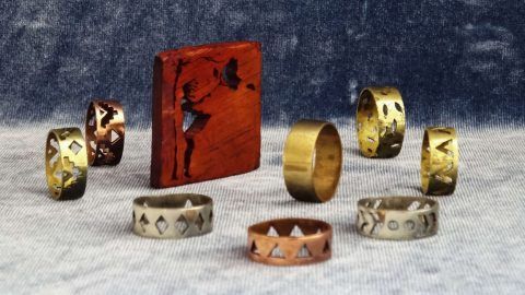 joyería artesanal con madera reciclada