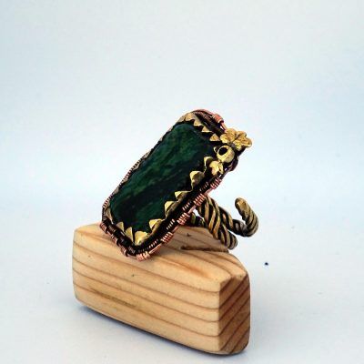 Anillo dorado con jade africano