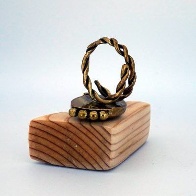 Anillo dorado con ojo de buey