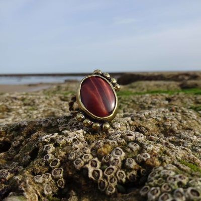 Anillo dorado con ojo de buey