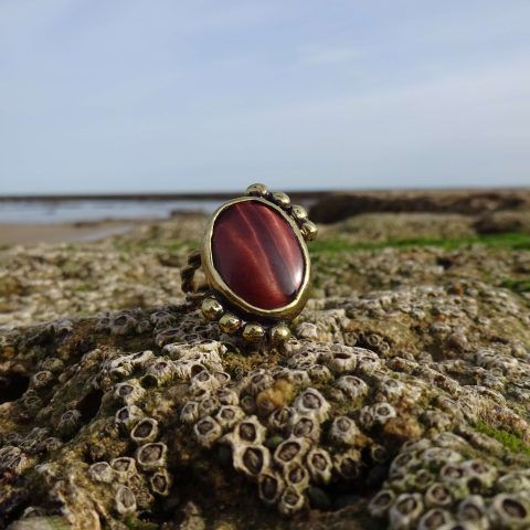 Anillo dorado con ojo de buey