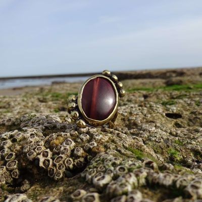 Anillo dorado con ojo de buey