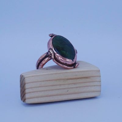 Anillo de cobre con jade africano