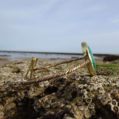 Brazalete dorado con malaquita