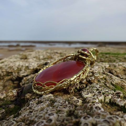 Colgante con cornalina dorado