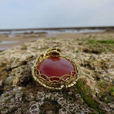 Colgante con cornalina dorado