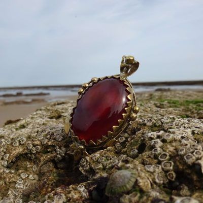 Colgante dorado con cornalina