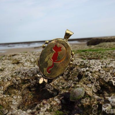 Colgante dorado con cornalina