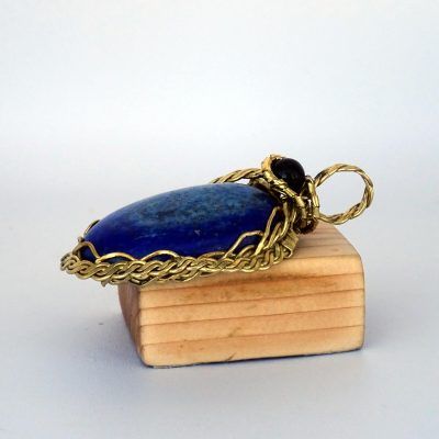 Colgante dorado con lapislázuli