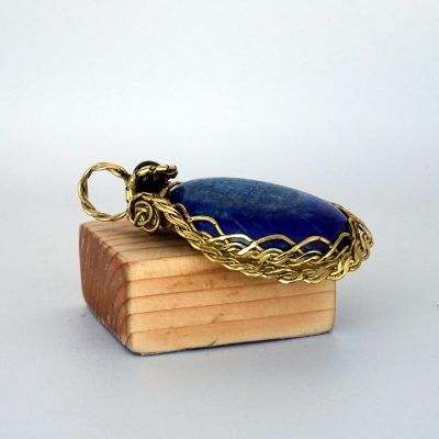 Colgante dorado con lapislázuli