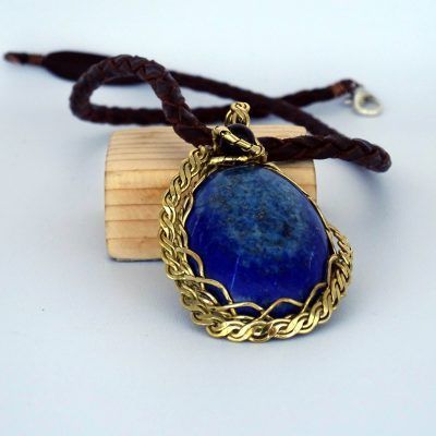 Colgante dorado con lapislázuli