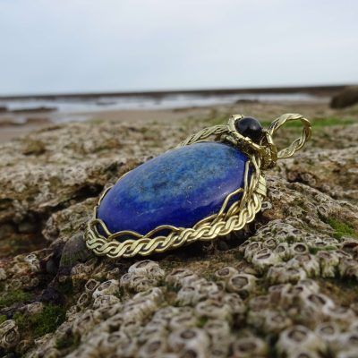 Colgante dorado con lapislázuli