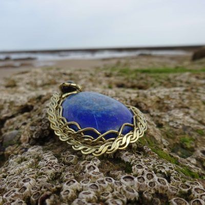 Colgante dorado con lapislázuli