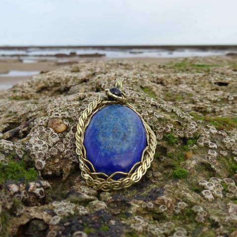 Colgante dorado con lapislázuli