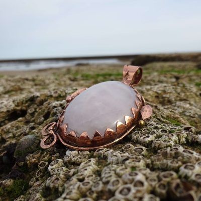 Colgante de cobre con cuarzo rosa