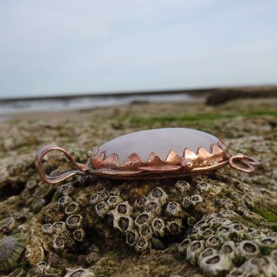 Colgante de cobre con cuarzo rosa