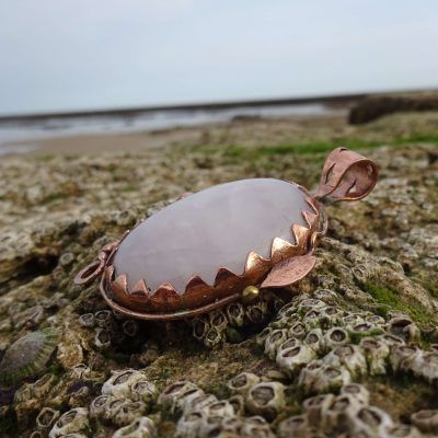 Colgante de cobre con cuarzo rosa