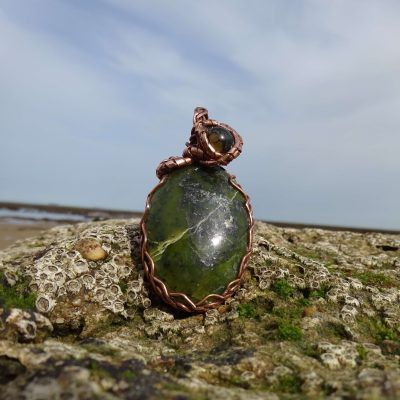 Colgante de cobre con serpentina y agata dragon